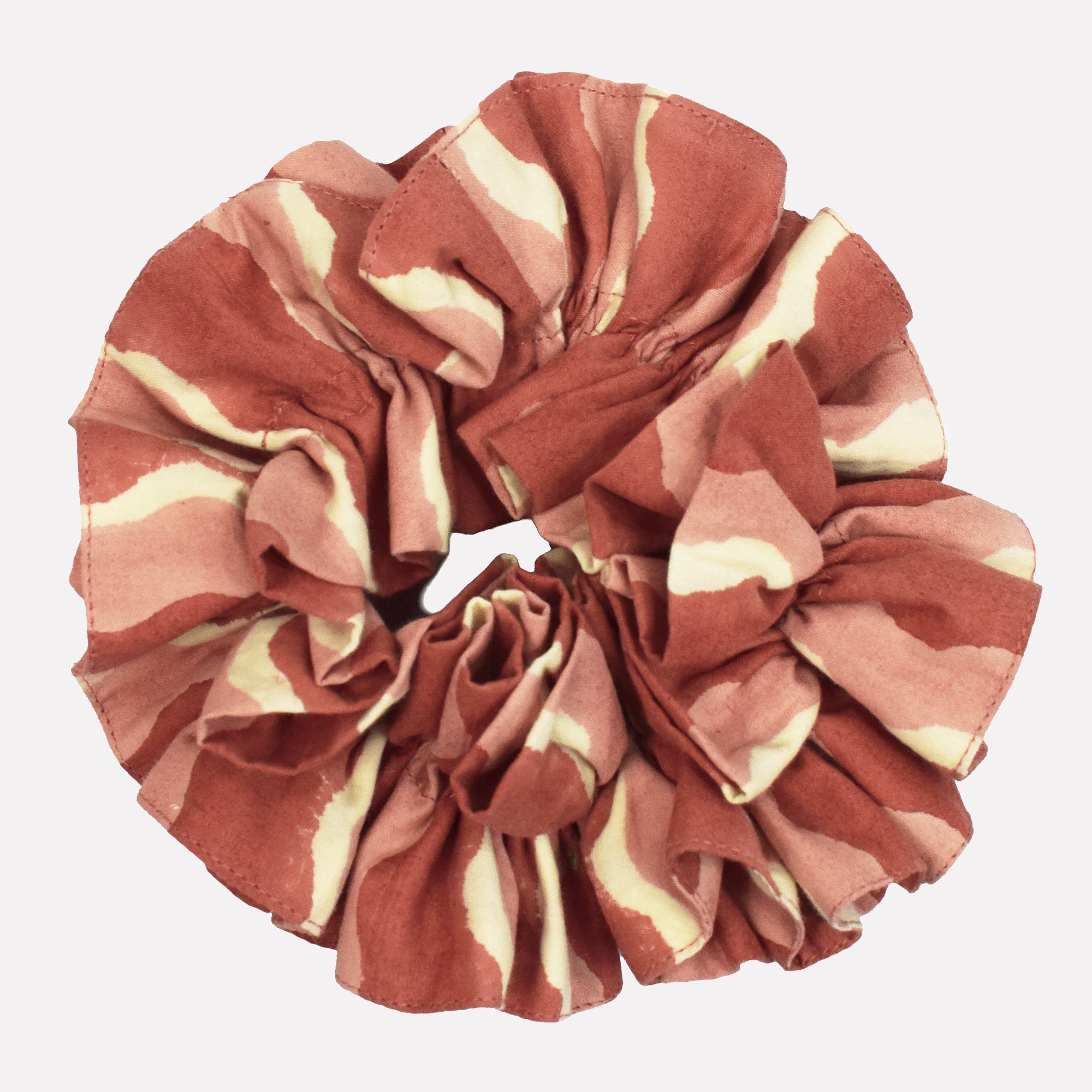 Cotton ruffle scrunchie printed with red and pink striped wave pattern